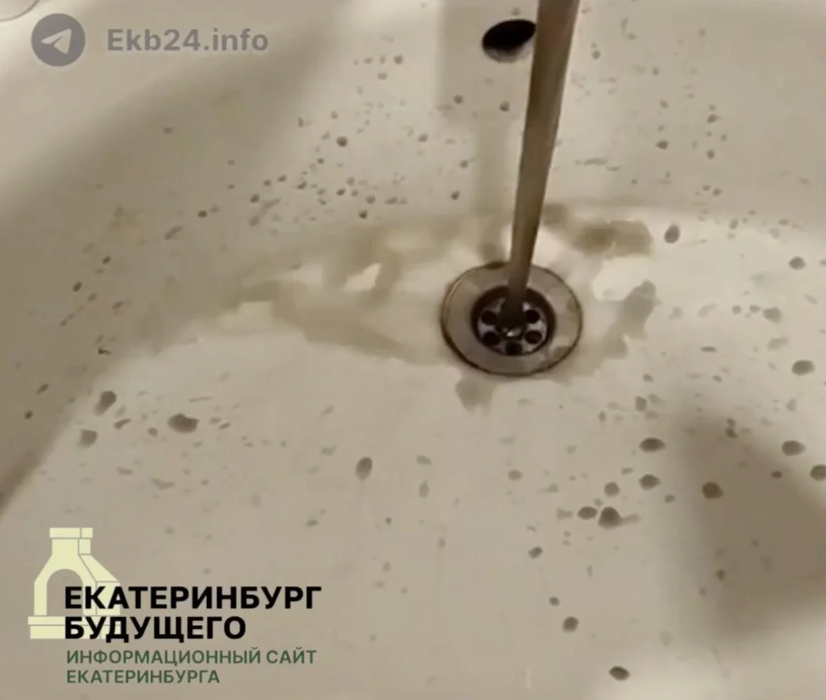 Черная вода течёт из кранов в Нижнем Тагиле