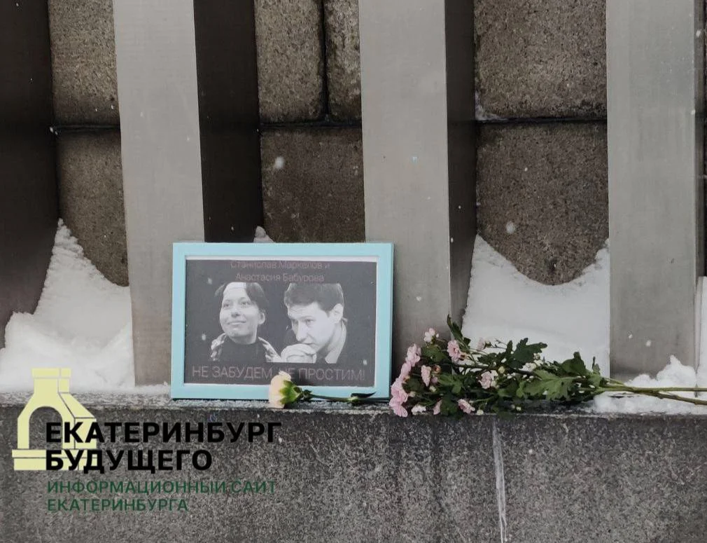 Мемориал убитым журналистам появился у памятника комсомольцам