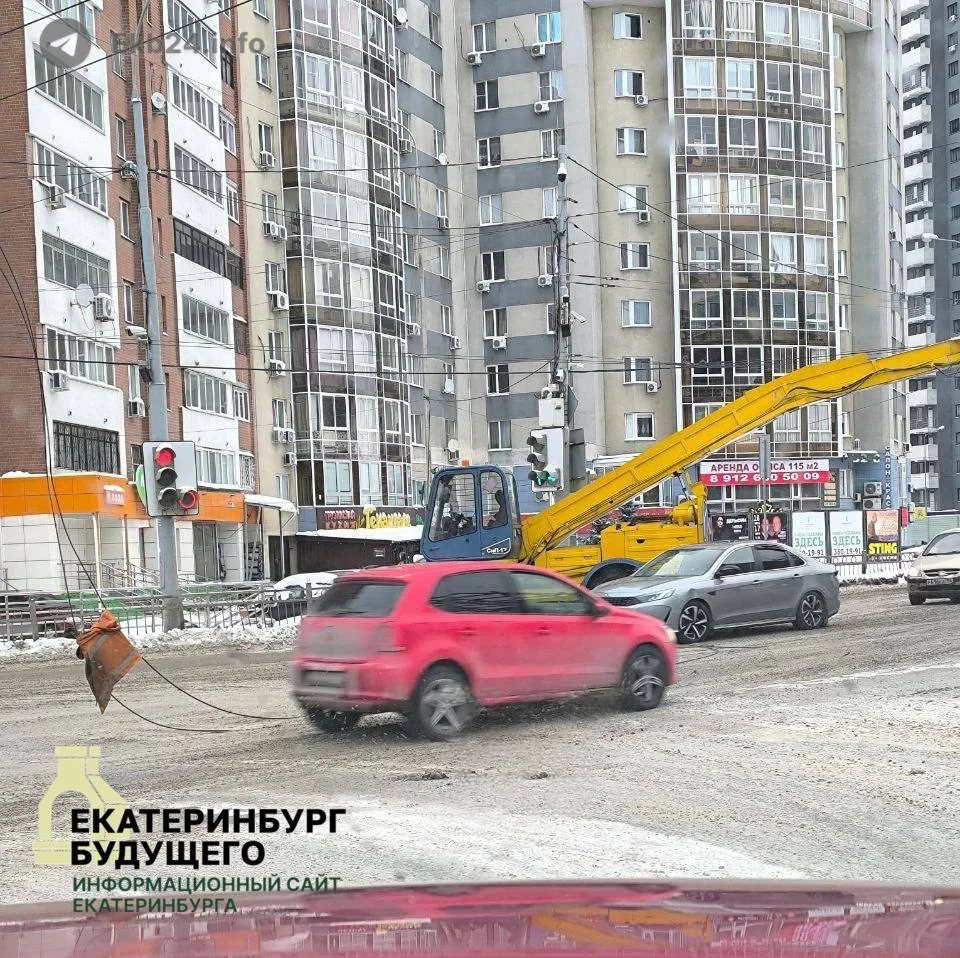 Снегоуборочная машина оборвала троллейбусные провода