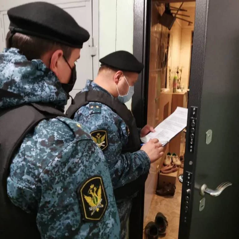 Житель Алапаевска прятался под одеялами от приставов