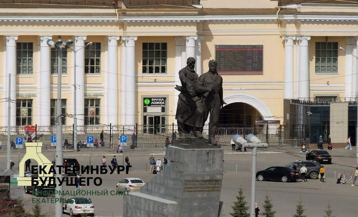 Власти продолжают тратить бюджет на покраску ограждения, которого уже несколько лет не существует