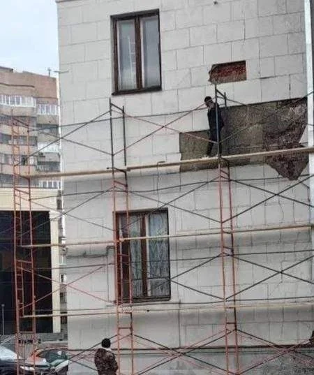 В&nbsp;Екатеринбурге начали приводить в&nbsp;порядок фасад Окружного дома офицеров 